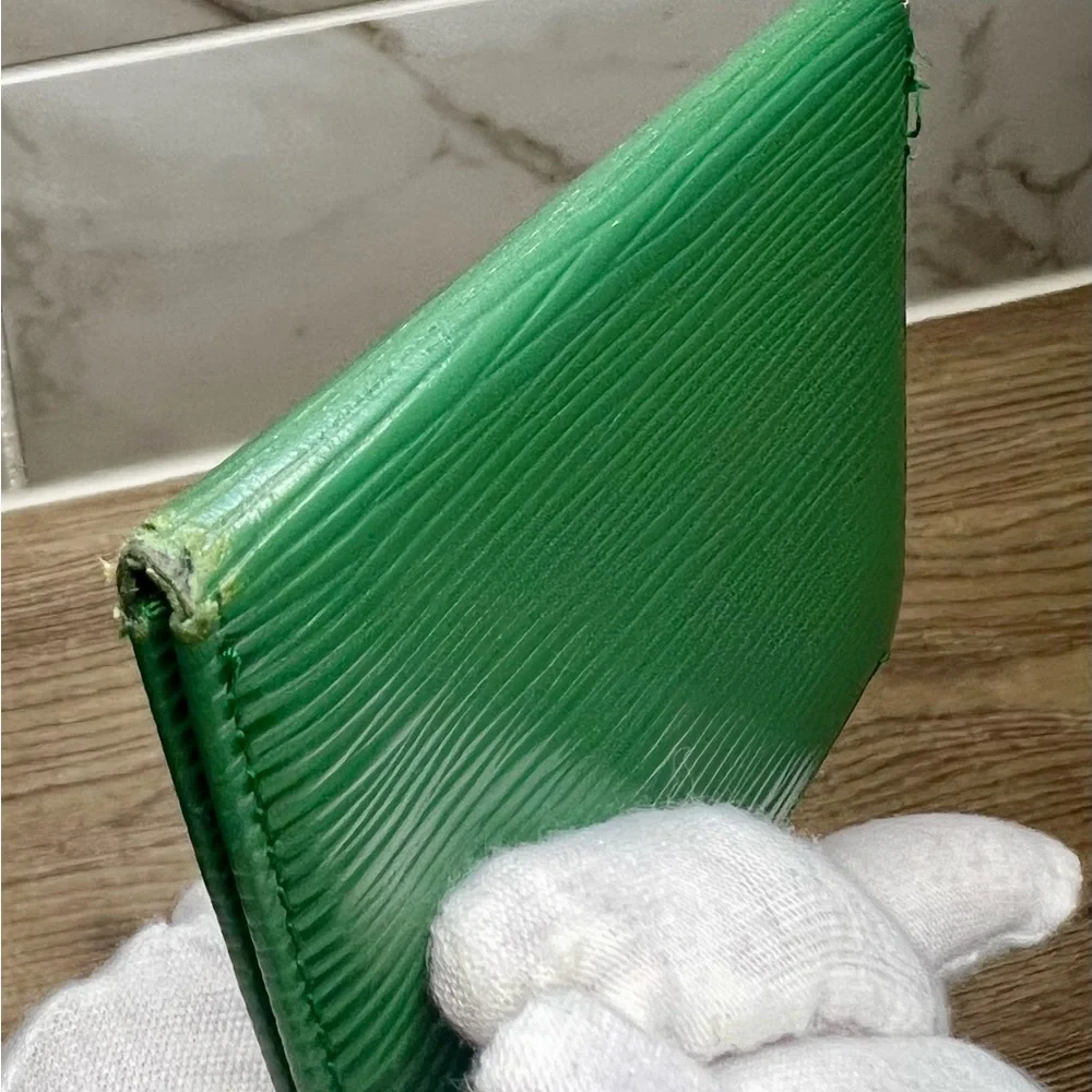 Louis Vuitton Vintage Porte 2 Cartes Vertical Wallet in Green Epi Leather